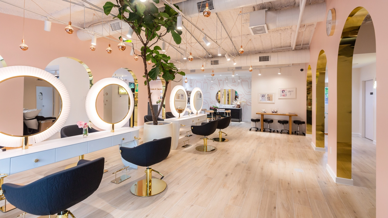 Como escolher móveis para salão de beleza de luxo: descubra os modelos ideais para destacar seu espaço