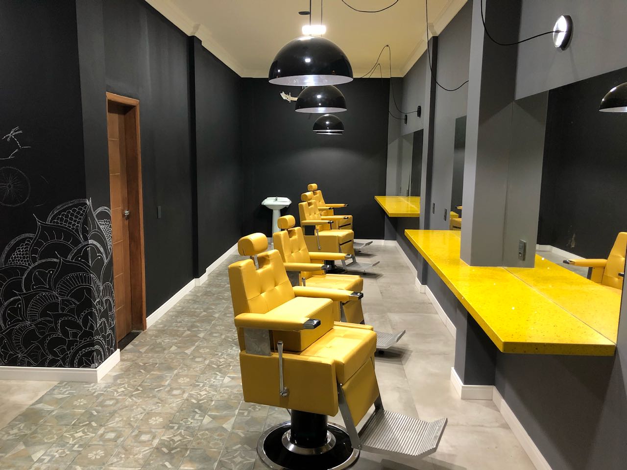 Como montar uma barbearia profissional: o guia de quem fabrica os equipamentos há quase 100 anos